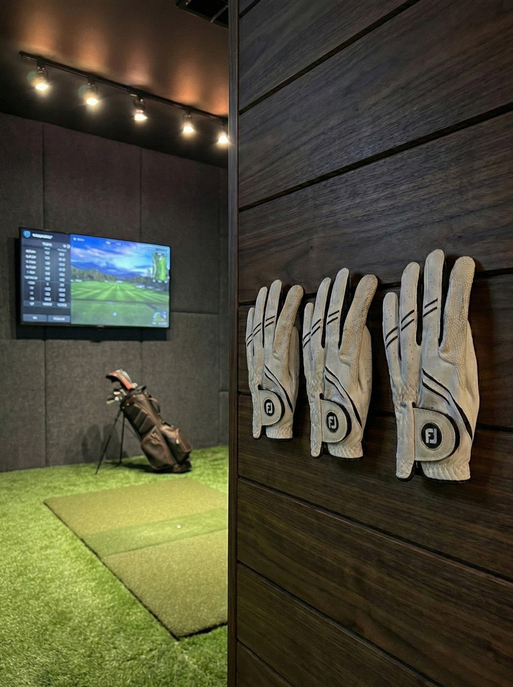 Wall-Mounted Golf Glove & Club Cover Holder | Fits All Clubs | Space-Saving Organizer for Simulators & Cabins